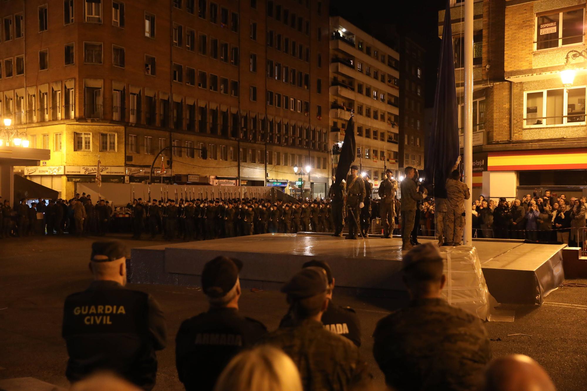 Así fue el multitudinario ensayo nocturno del desfile del día de las Fuerzas Armadas en Oviedo.