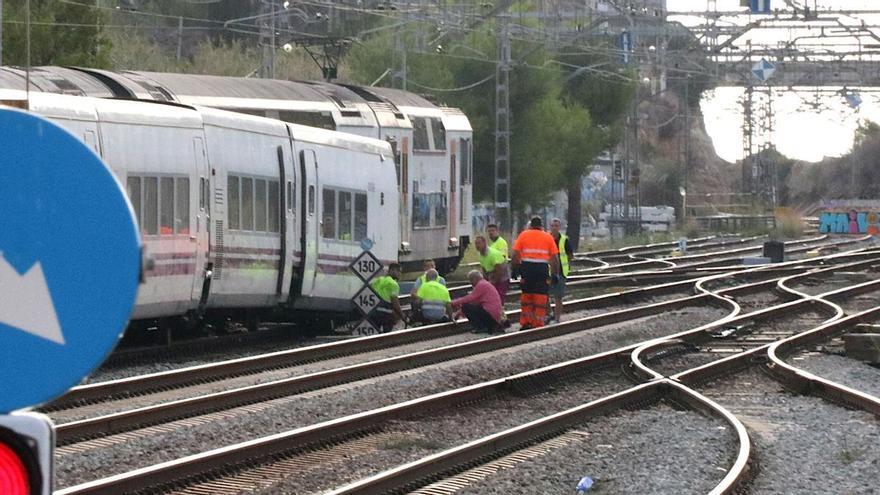 Un tren descarrila a Vilanova i un atropellament mortal talla l’R-1 a Calella