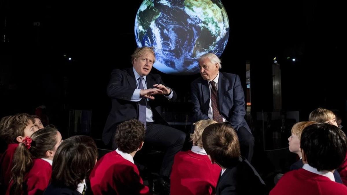 Boris Johnson y David Attenborough presentan la cumbre del clima COP26 en Londres.