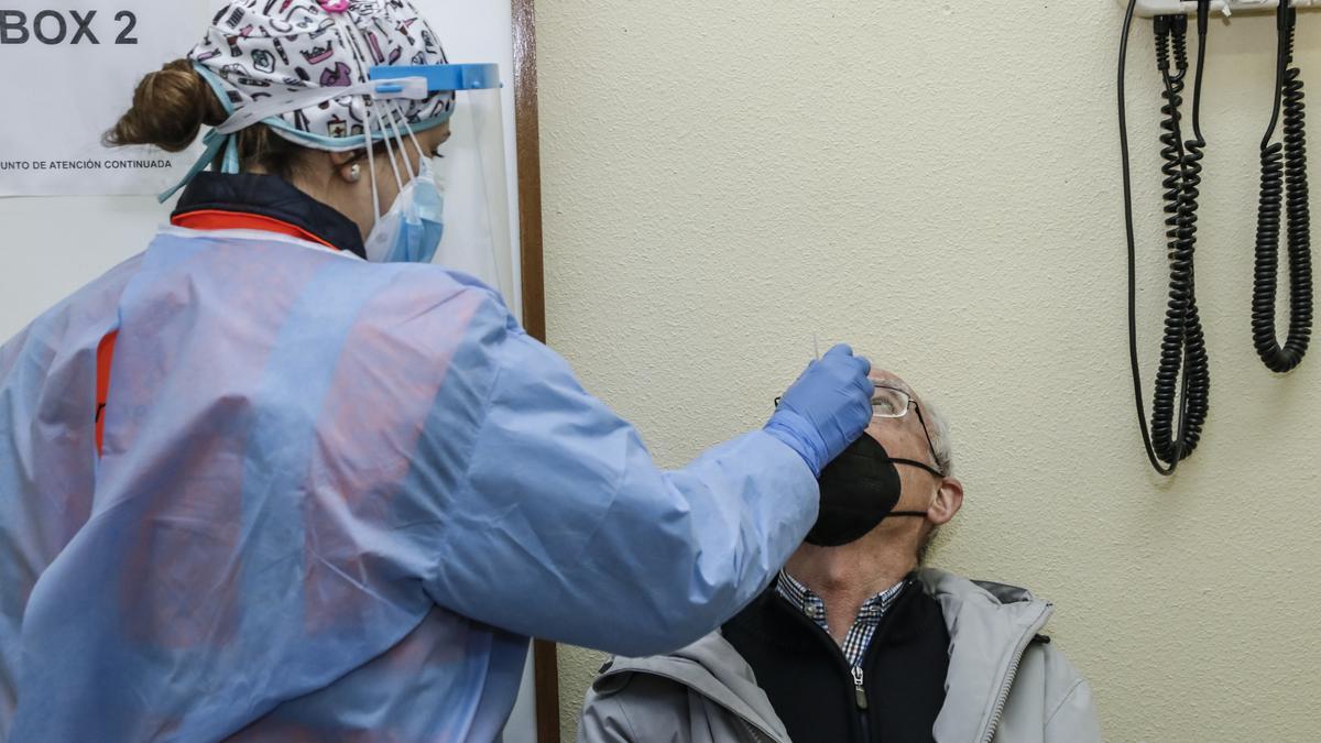 Una sanitaria realiza una prueba de coronavirus a un cacereño.
