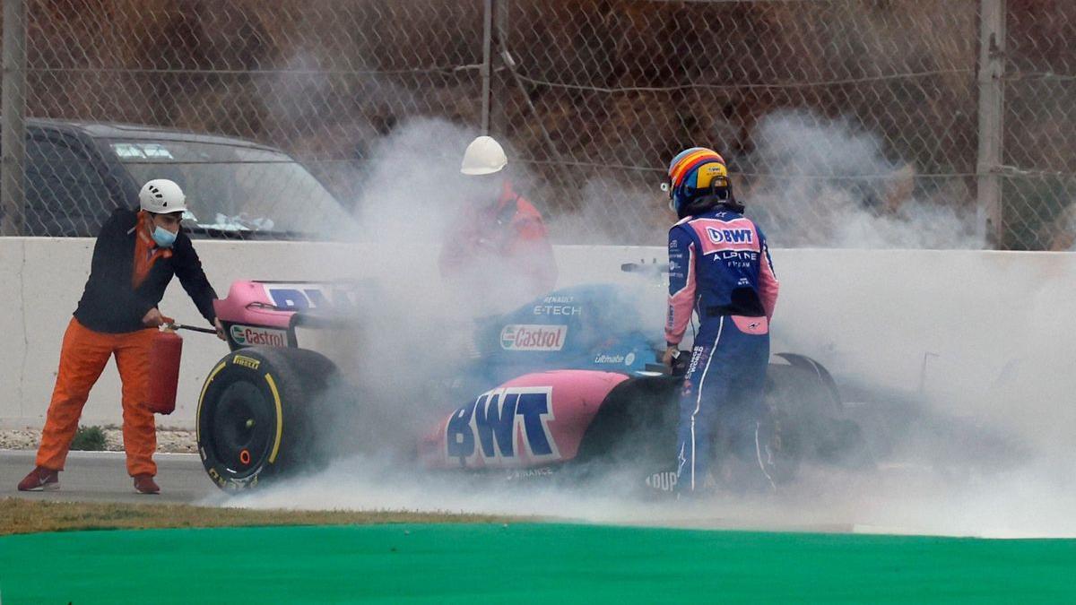 Operarios de Montmeló apagan las llamas del Alpine de Alonso.