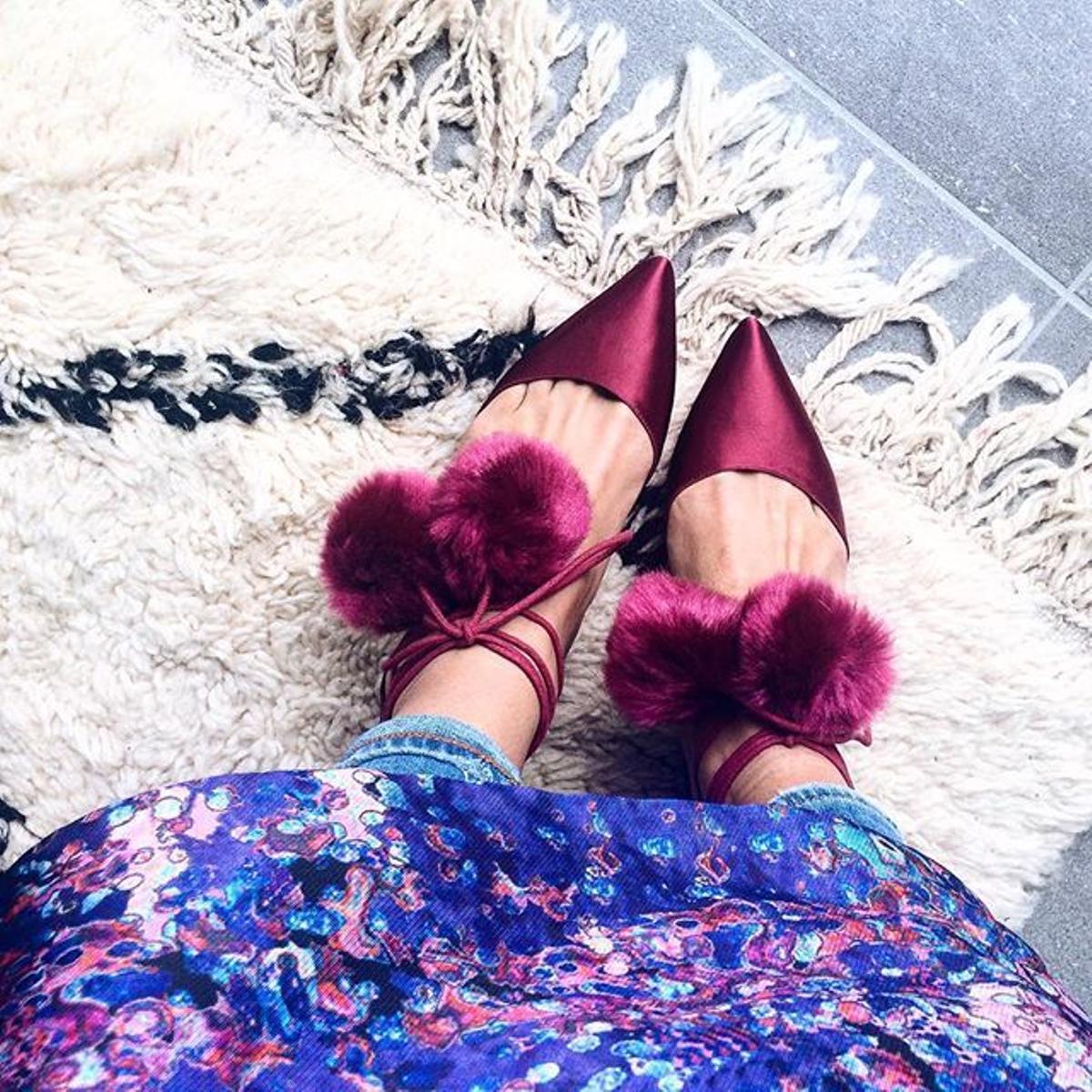 Los zapatones con pompones de Michèle Krügi
