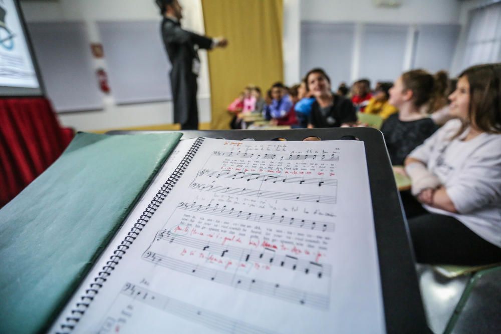 Los estudiantes del Colegio Nuestra Señora del Rosario de Torrevieja conocen la lírica de la mano de Pablo López en un programa que recorre todos los colegios públicos de la ciudad de la mano del Patr