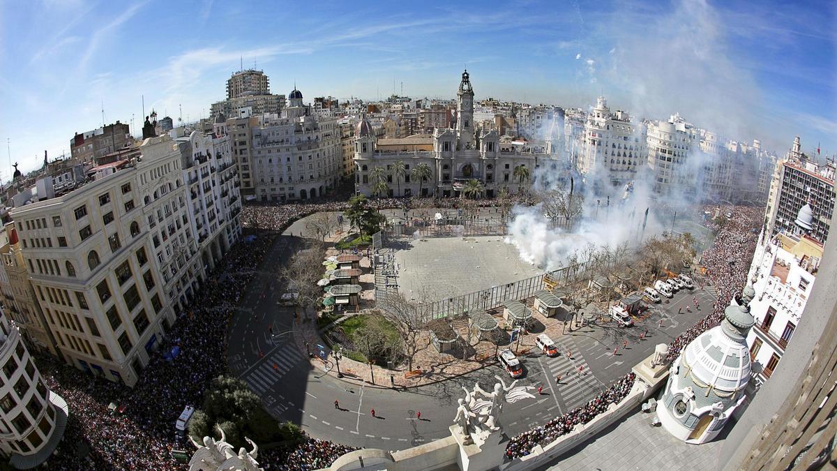 La mascletà vista desde el edificio de Correos