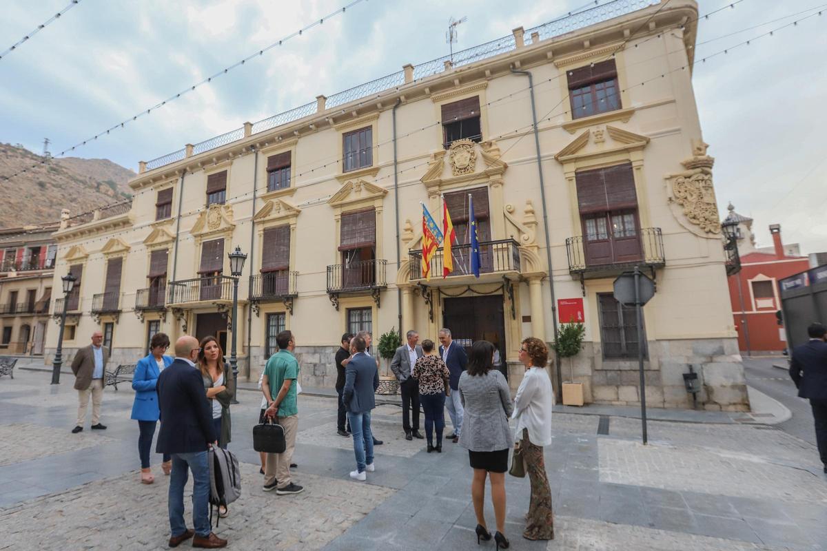 Una de las reuniones del anterior Consell en el Palacio del Marqués de Rafal. El actual Consell ha decidido cerrar el Palacio por su estado de conservación hasta su rehabilitación