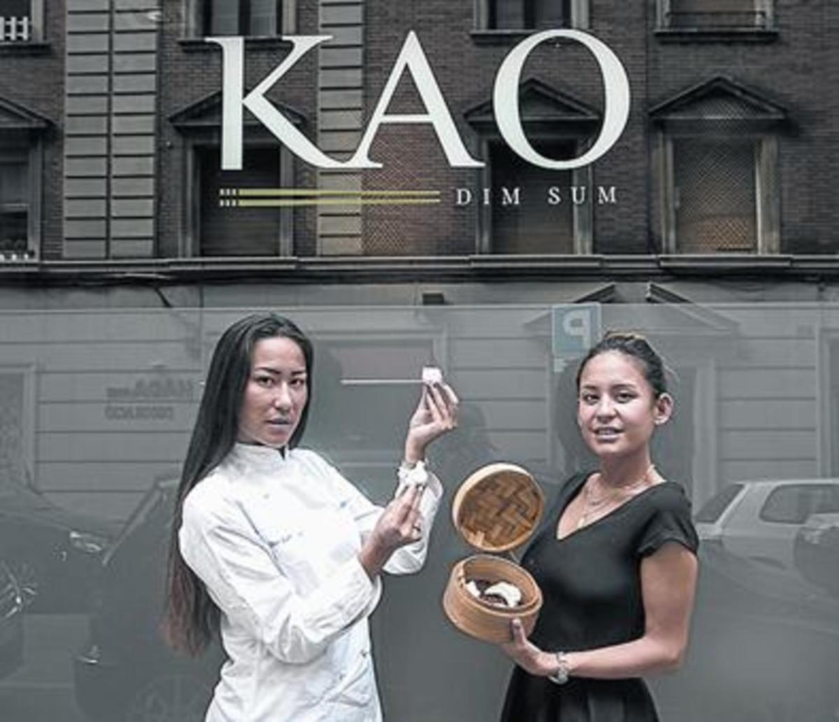 Meilan i Nayan Kao, davant del restaurant Kao, a Bisbe Sivilla. Meilan i Nayan Kao, davant del restaurant Kao, a Bisbe Sivilla.