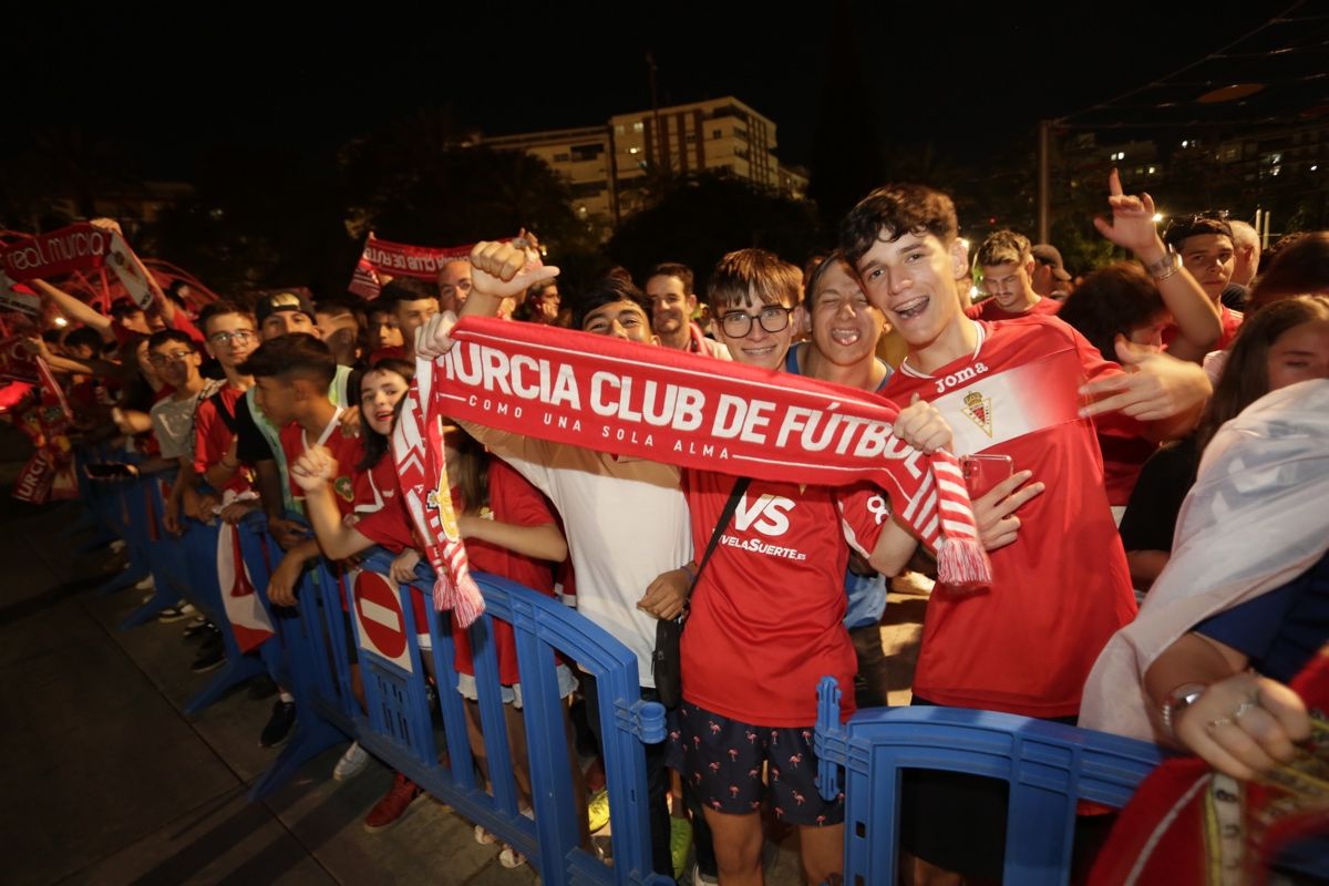 La Circular se llena para celebrar el ascenso del Real Murcia