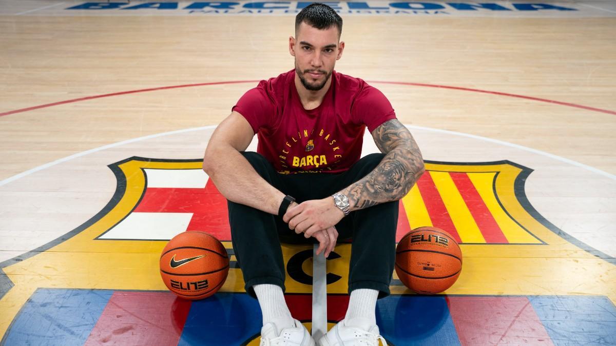 Willy Hernangómez posa sobre el escudo del Barça en el Palau