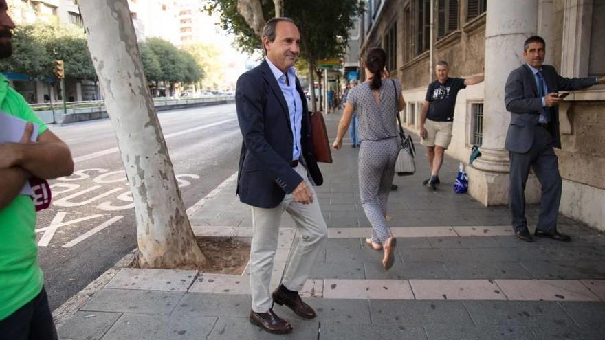 Salvador Perera, abogado defensor del profesor imputado, ayer en los juzgados de Palma