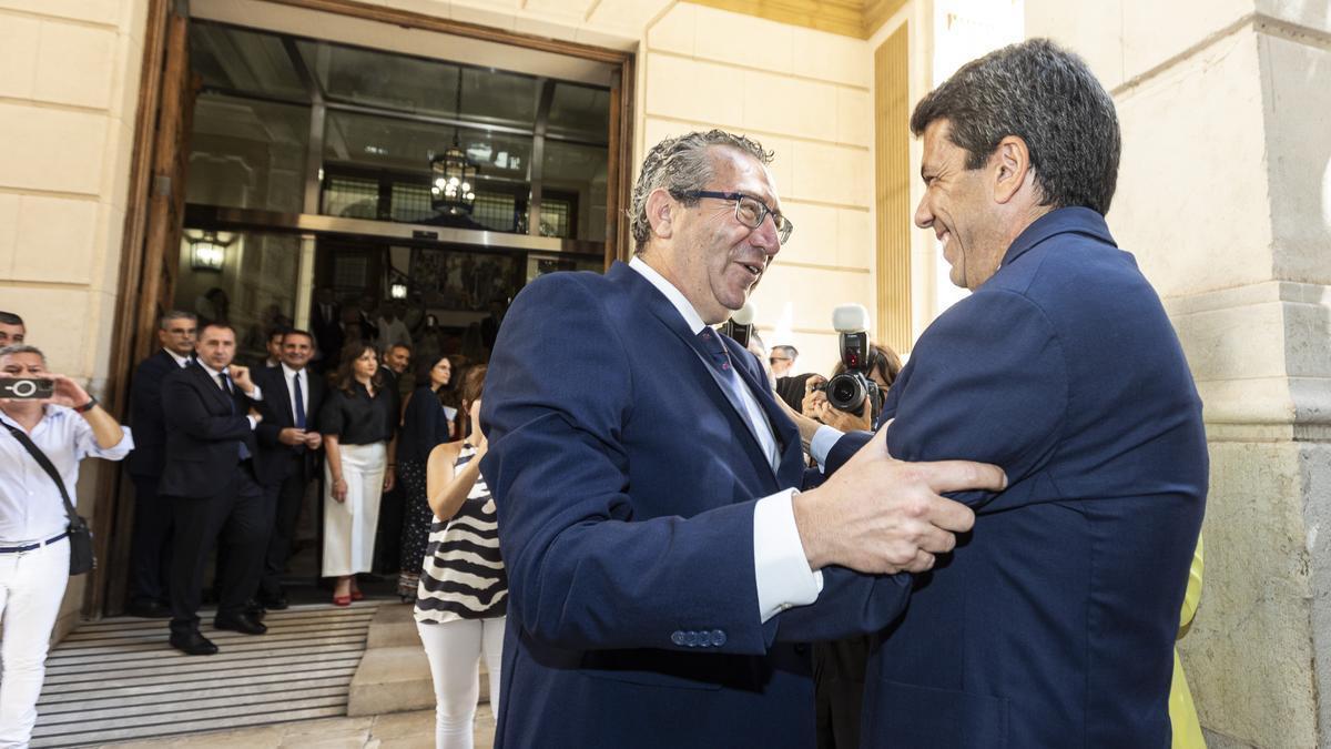 Toni Pérez y Carlos Mazón se saludan en la Diputación de Alicante tras el relevo en la presidencia de la institución provincial.