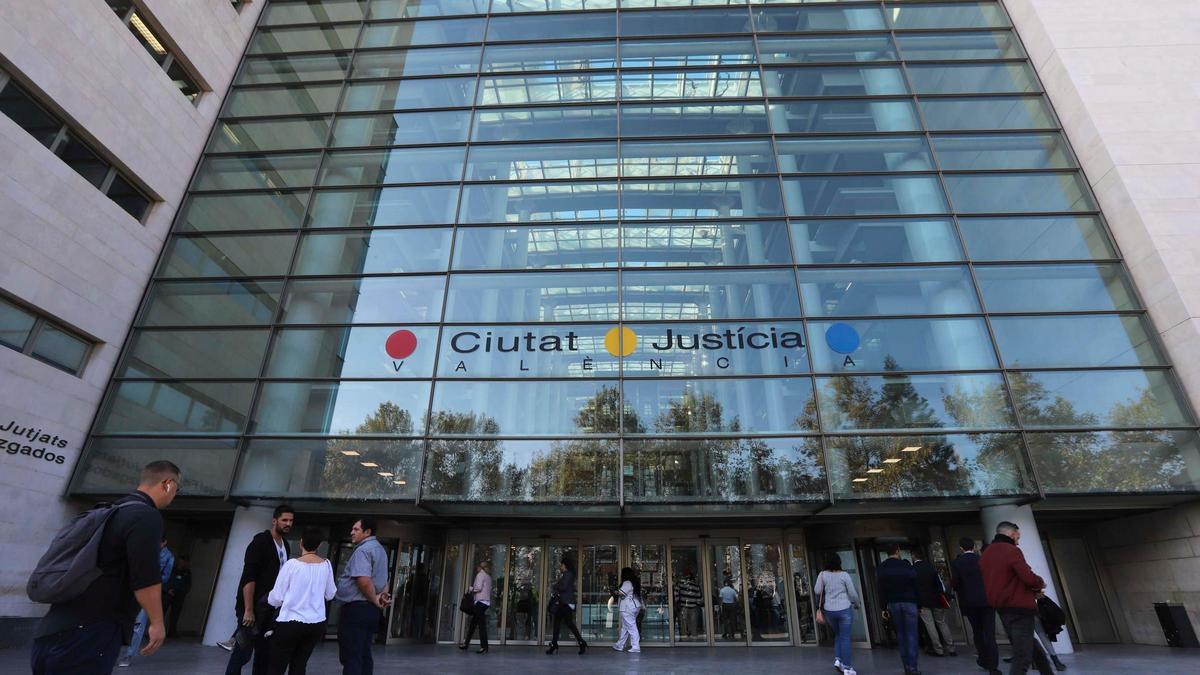 El juicio contra la funcionaria del transporte se celebró en la Audiencia Provincial de Valencia.