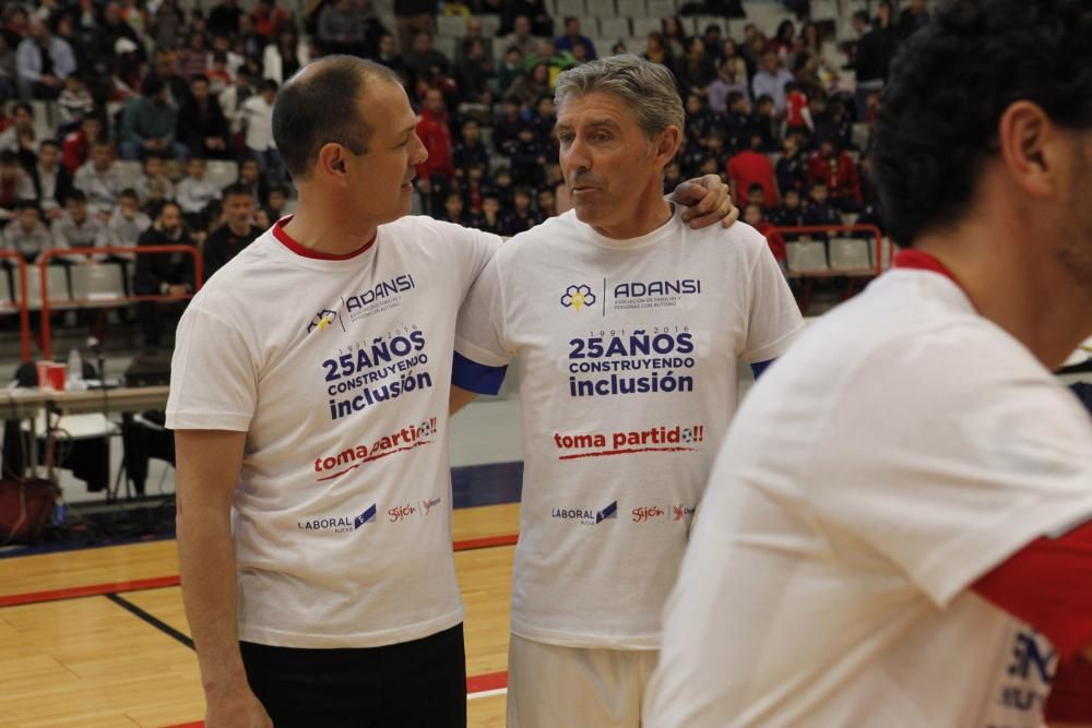 Partido benéfico entre exjugadores del Sporting y del Oviedo en favor de la Asociación Adansi