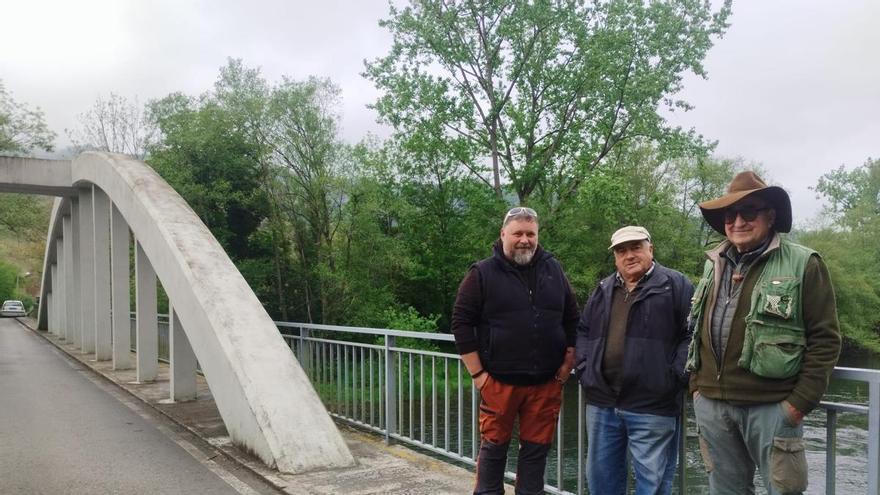 Al Narcea se le acaba el carrete, desánimo entre los pescadores por la falta de salmones en el tramo de Salas: "No hay nada"