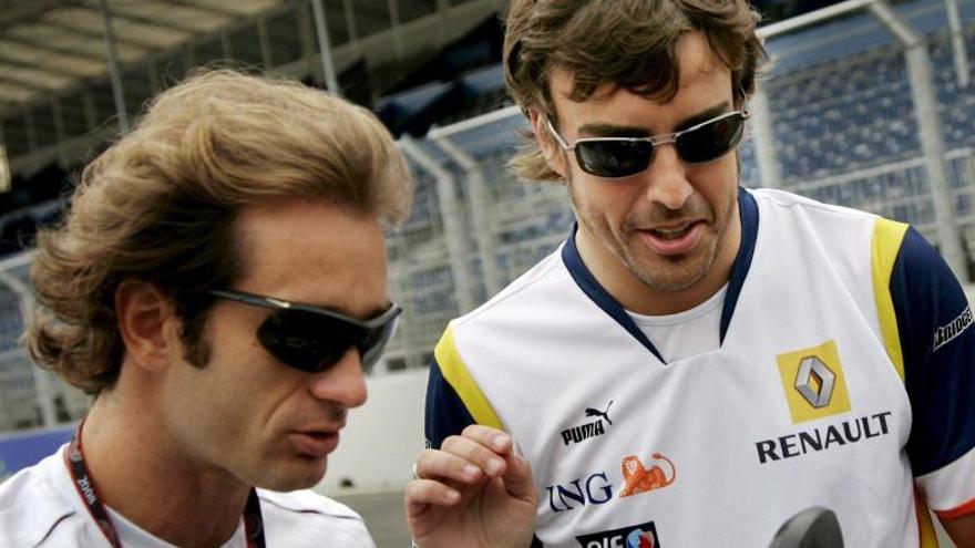 Imagen de archivo de Trulli, junto a Alonso.