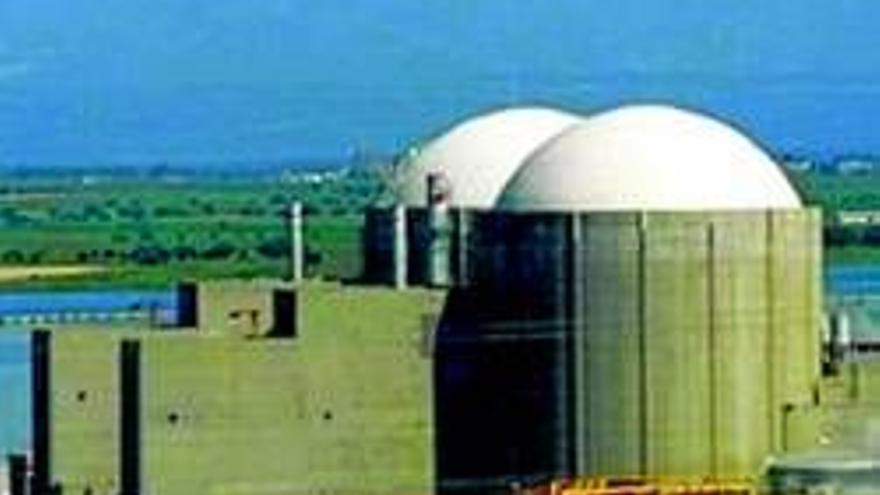 Uno de los reactores de Almaraz para tras un fallo en su turbina