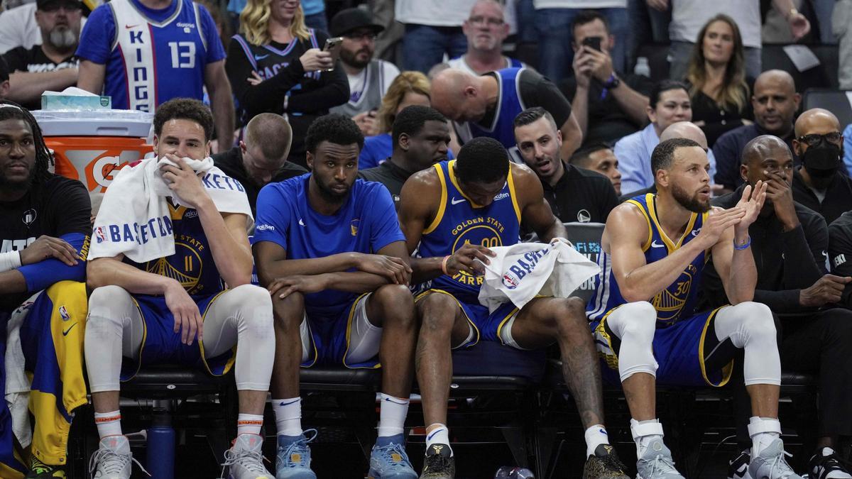 Golden State Warriors guards Klay Thompson, second from left, and Stephen Curry, second from right, sit on the bench during the second half of the team's NBA basketball play-in tournament game against the Sacramento Kings, Tuesday, April 16, 2024, in Sacramento, Calif. (AP Photo/Godofredo A. Vásquez) Associated Press/LaPresse