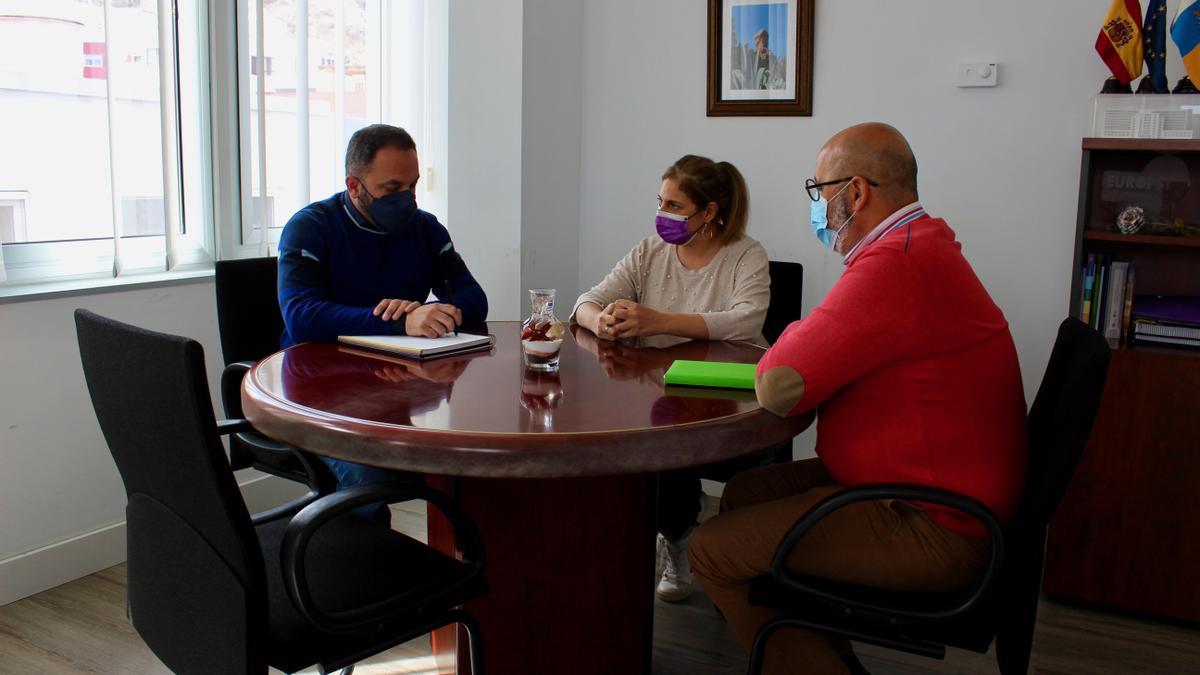 El  alcalde Raúl Afonso y el concejal de Política Social Octavio Suárez junto a la consejera insular de Política Social y Accesibilidad, Isabel Mena.