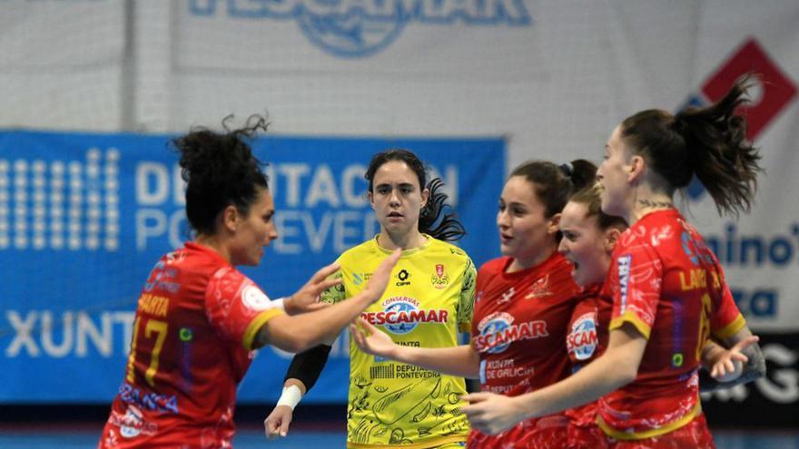 Las jugadoras del Poio Pescamar celebran un gol en A Seca. |  // G.S.