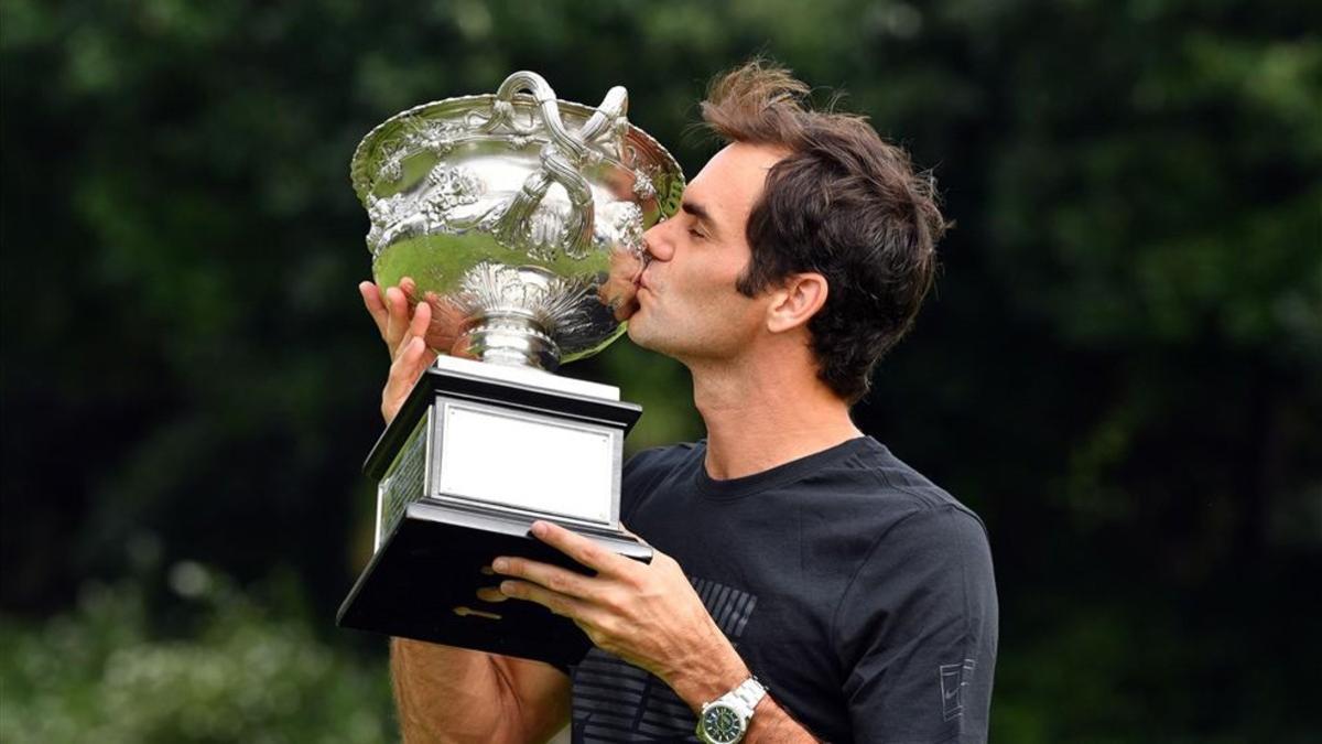Federer besa el trofeo conquistado en Australia
