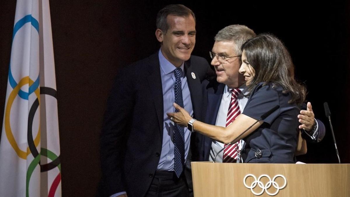 Eric Garcetti (alcalde de Los Ángeles), Thomas Bach (COI) y Anne Hidalgo (alcaldesa de París), este martes en Lausana.