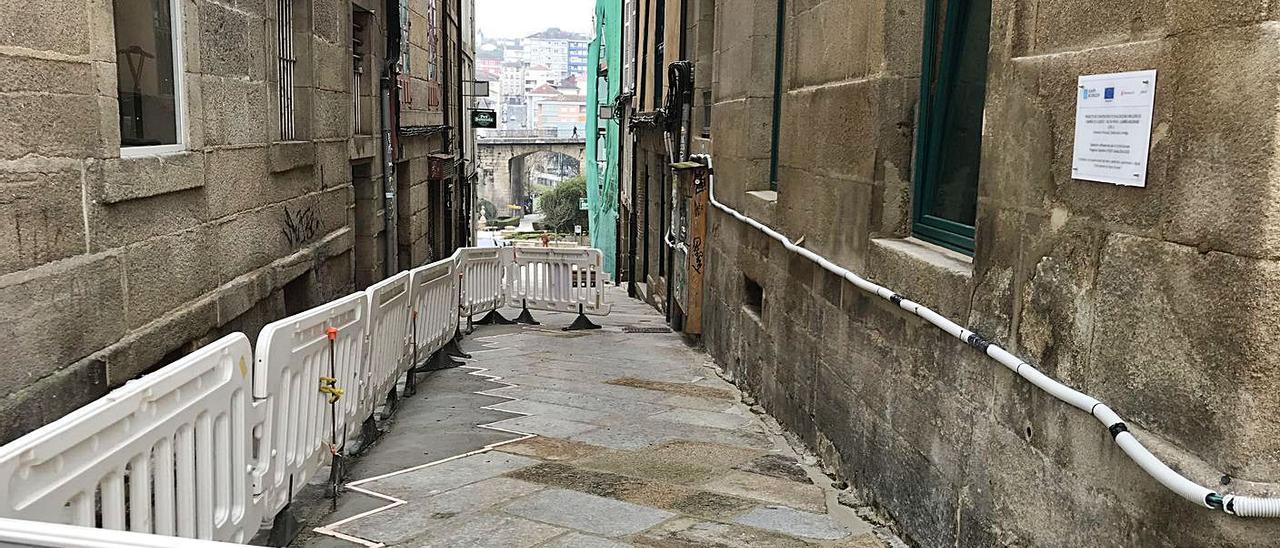 Calle Burgas de bajada al entorno termal que lleva meses afectadas por obras. | // I.OSORIO