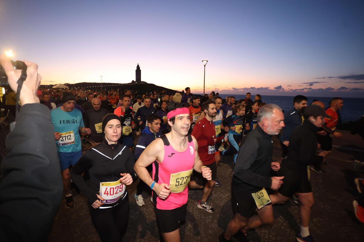Participantes en la salida de la carrera nocturna de la Torre de Hércules, el año pasado.