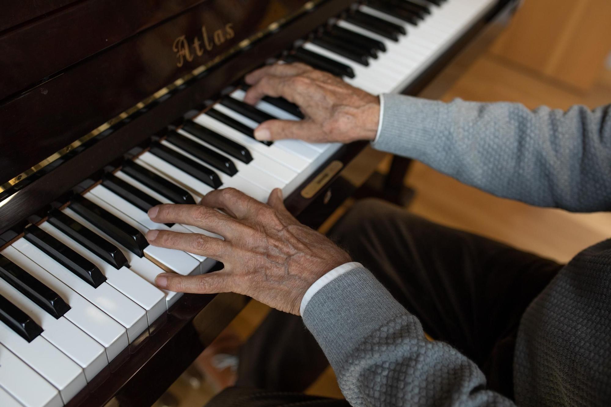 Las manos de Miguel Manzano tocando el piano.jpg