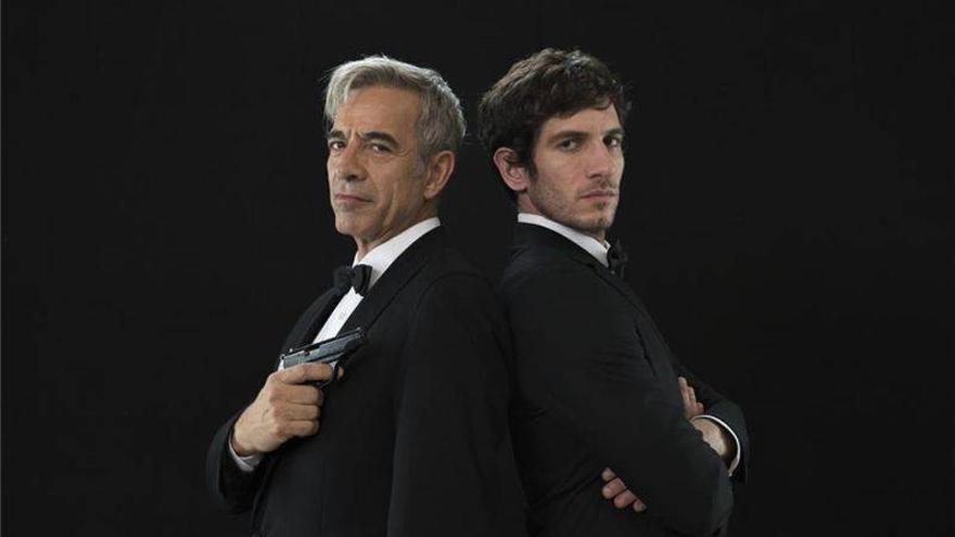 Imanol Arias y Javier Ruiz Caldera visten a Anacleto de James Bond