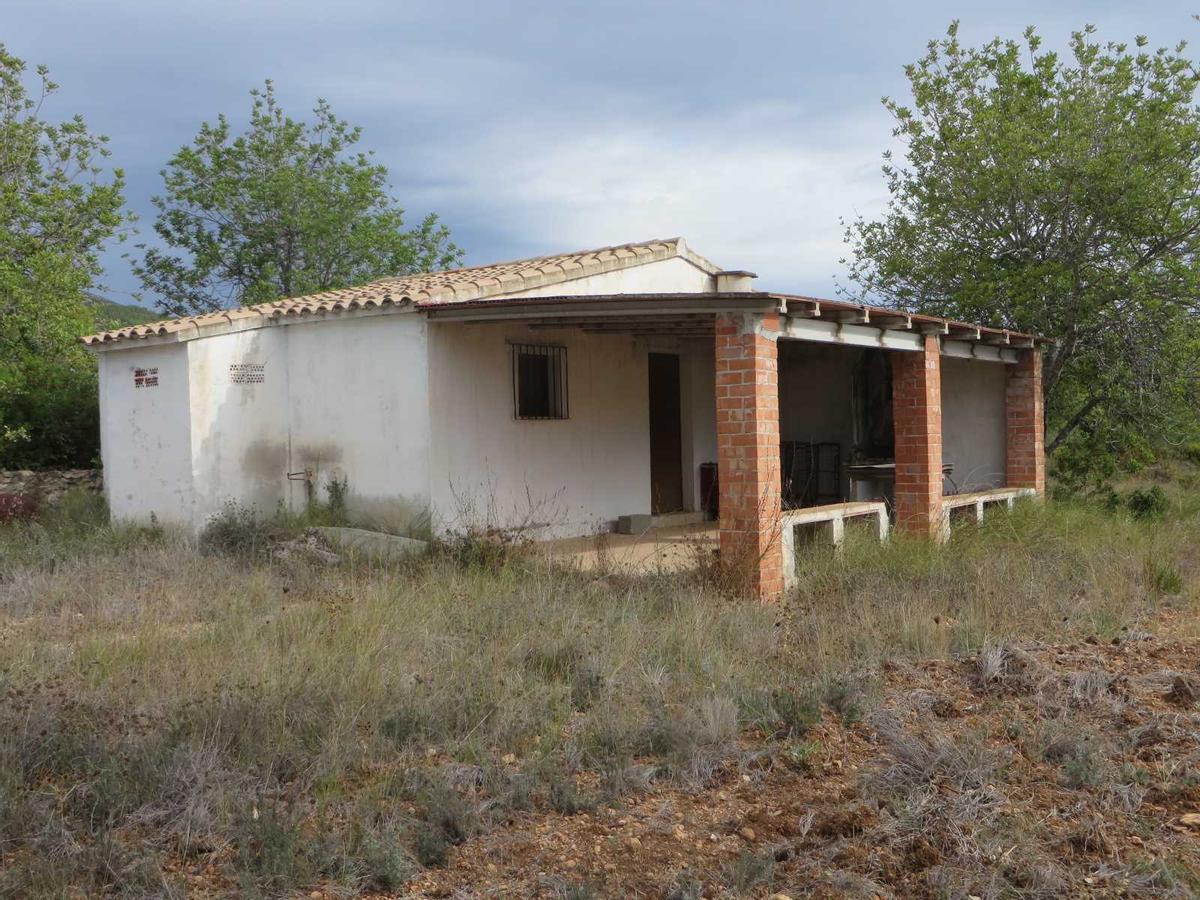 Parcela, a efectos catastrales, con inmuebles urbano y rústico en la partida Vall d’Angel de Alcalà de Xivert, con superficie total de 3.472 m2.