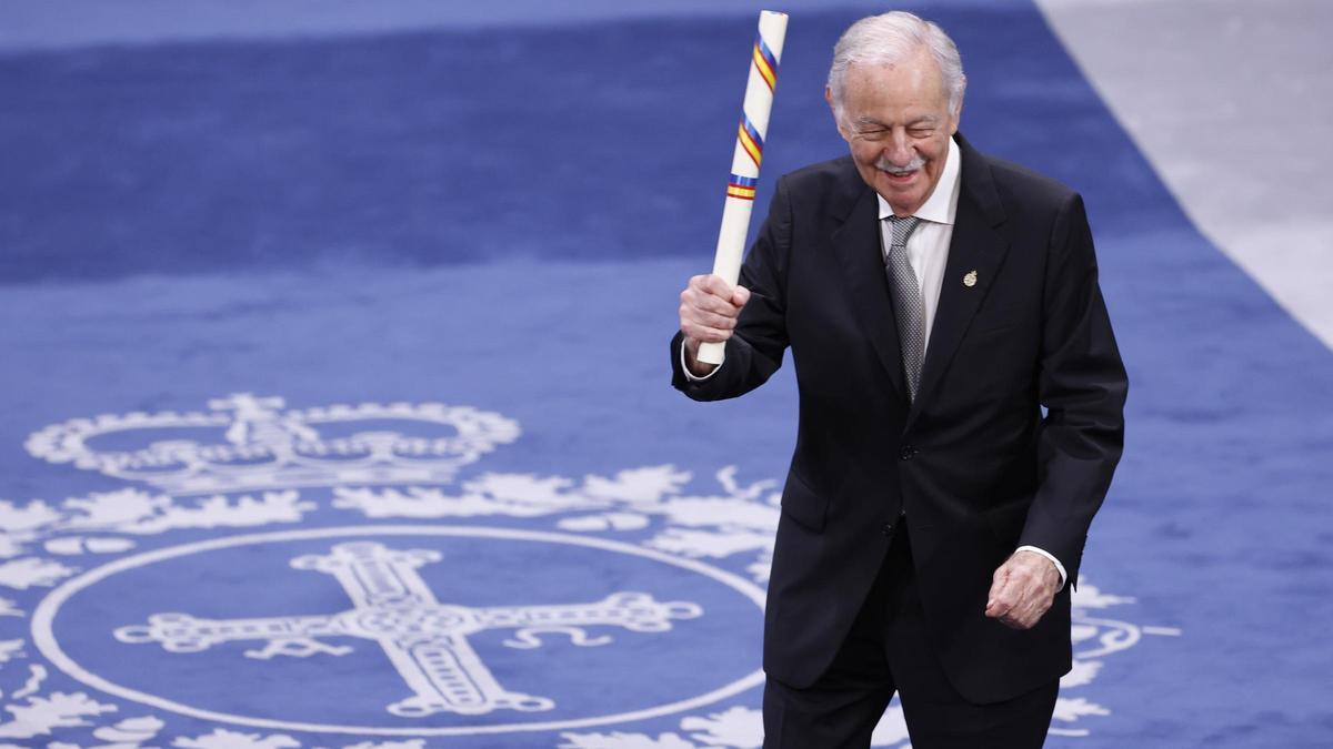 Eduardo Mendoza, en el Teatro Campoamor de Oviedo, tras recibir el Premio Princesa de Asturias de las Letras.