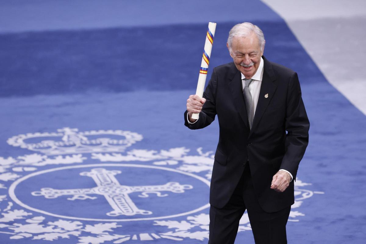 Eduardo Mendoza, en el Teatro Campoamor de Oviedo, tras recibir el Premio Princesa de Asturias de las Letras.