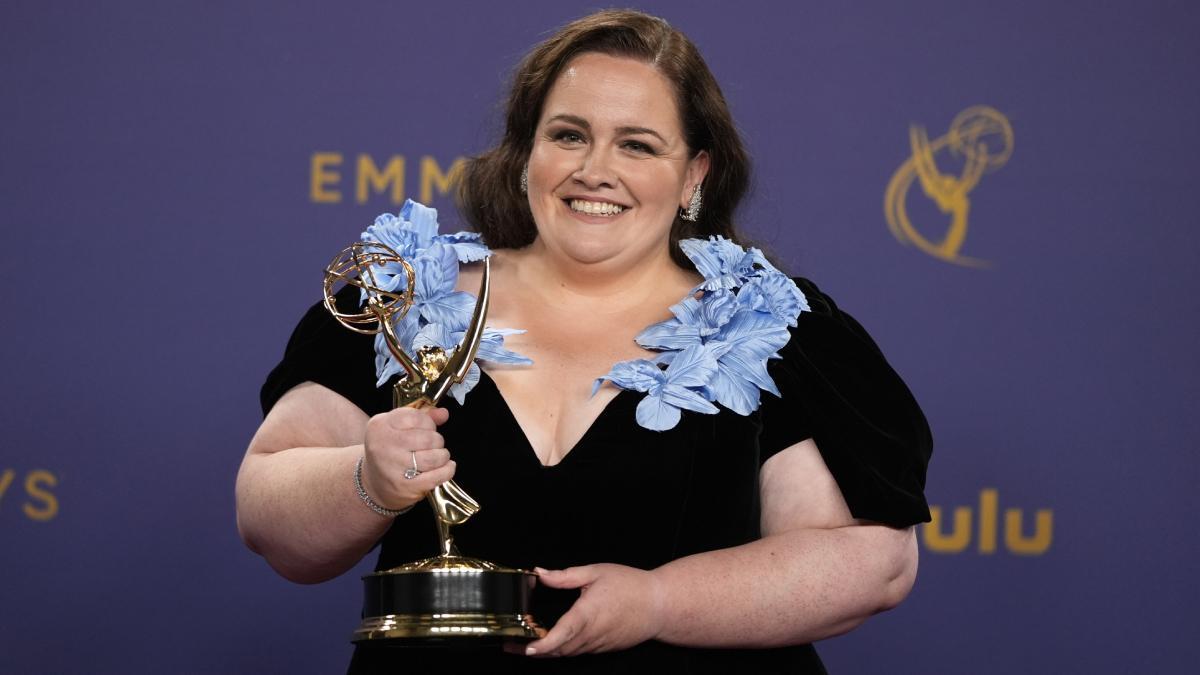 Los ganadores de los premios Emmy 2024. Jessica Gunning recoge su Emmy a mejor actriz de reparto de miniserie o película para televisión (Mi reno de peluche)
