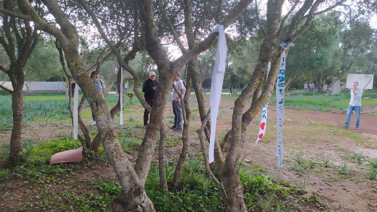 Unas 150 personas protestan contra la decisión del Govern de dejar sin financiación de la ecotasa el parque arqueológico de los Closos de Can Gaià