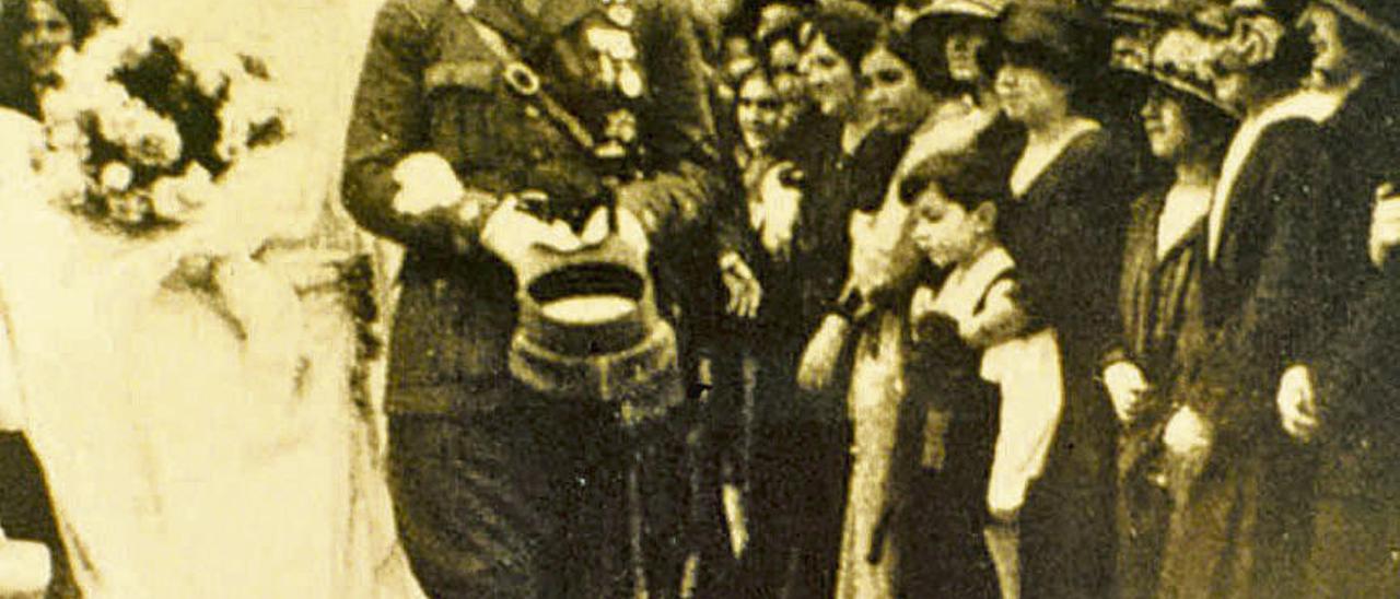 Carmen Polo y Francisco Franco, tras casarse en Oviedo.