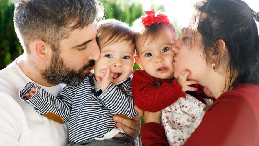 Laura y José Carlos con sus hijos gemelos, Laia e Ian.