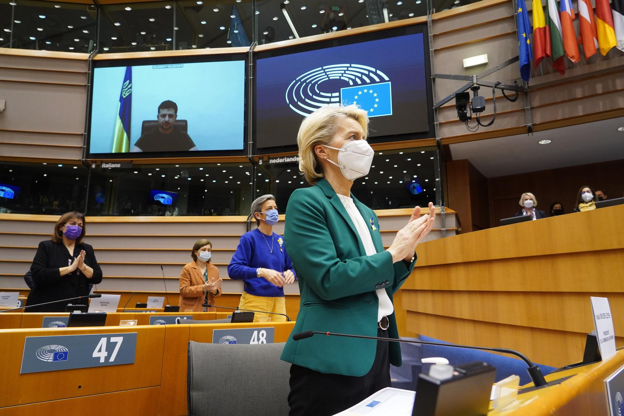 Ursula von der Leyen aplaude la intervención del presidente de Ucrania, Volodímir Zelenski, en la sesión plenaria del Parlamento Europeo.