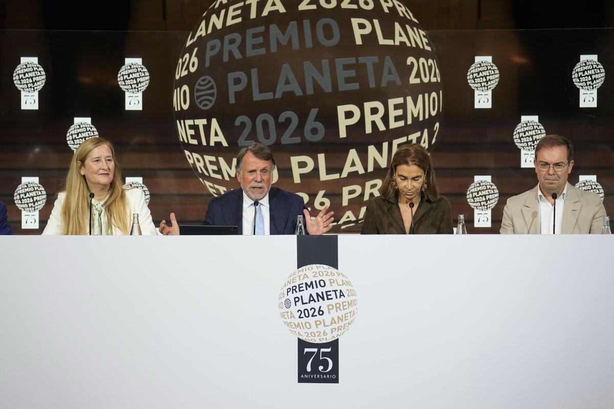 El presidente del grupo Planeta, José Creuheras, y los miembros del jurado: Carmen Posadas (2d), Javier Sierra (d) y Luz Sabas (i), durante la rueda de prensa de presentación de la 75 edición del Premio Planeta, que se entregará mañana en Barcelona. EFE/Alejandro García