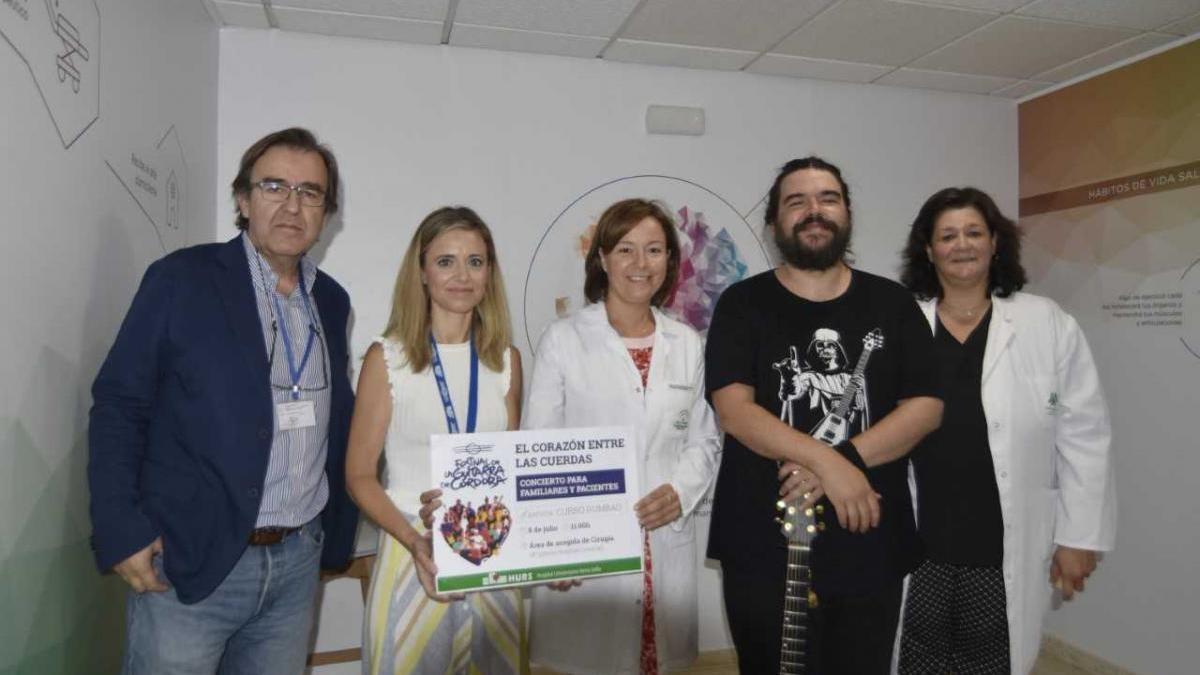 El Festival de la Guitarra lleva un concierto de Curro Rumbao al hospital Reina Sofía