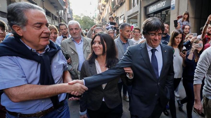 Puigdemont come y se pasea en Girona