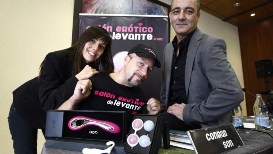 La sexóloga Monserrat Iserte, el actor porno Conrad Son y el director del Salón Erótico de Levante, Antonio Álvarez, durante la presentación