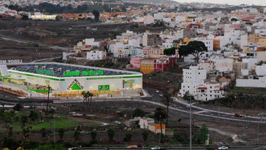 Hay cuatro instalaciones comerciales previstas en el PGO para la urbanización Tamaraceite Sur. La tienda Leroy Merlin fue la primera en abrir sus puertas hace casi un año.