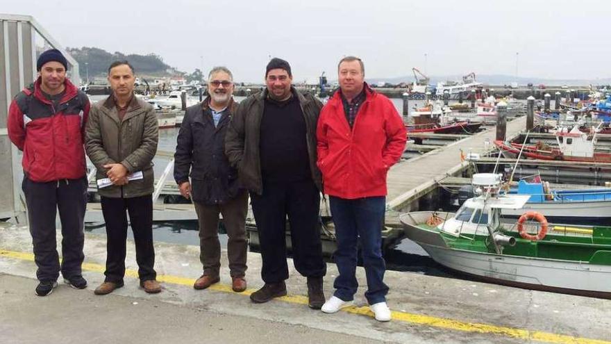 Los armadores del cerco de Bueu, ayer en el puerto pesquero de la localidad. // Gonzalo Núñez