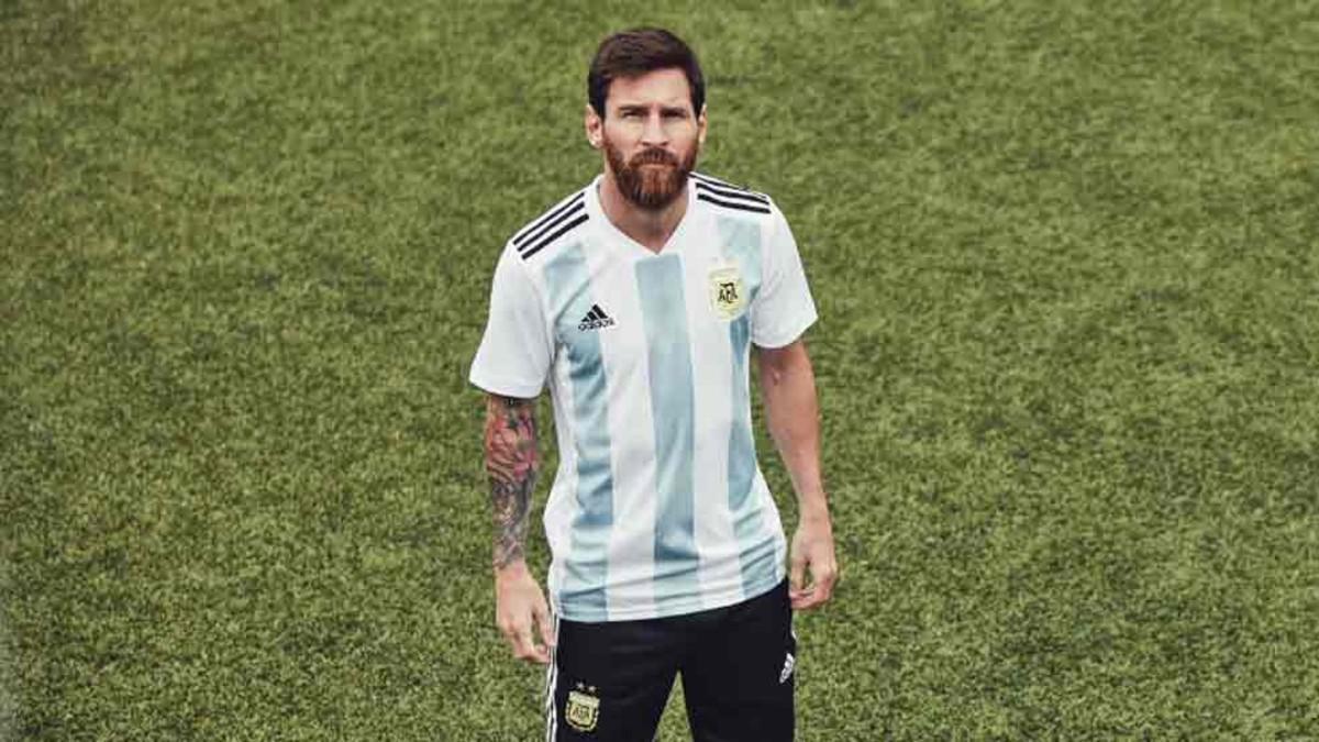 Messi vistió la nueva camiseta de Argentina