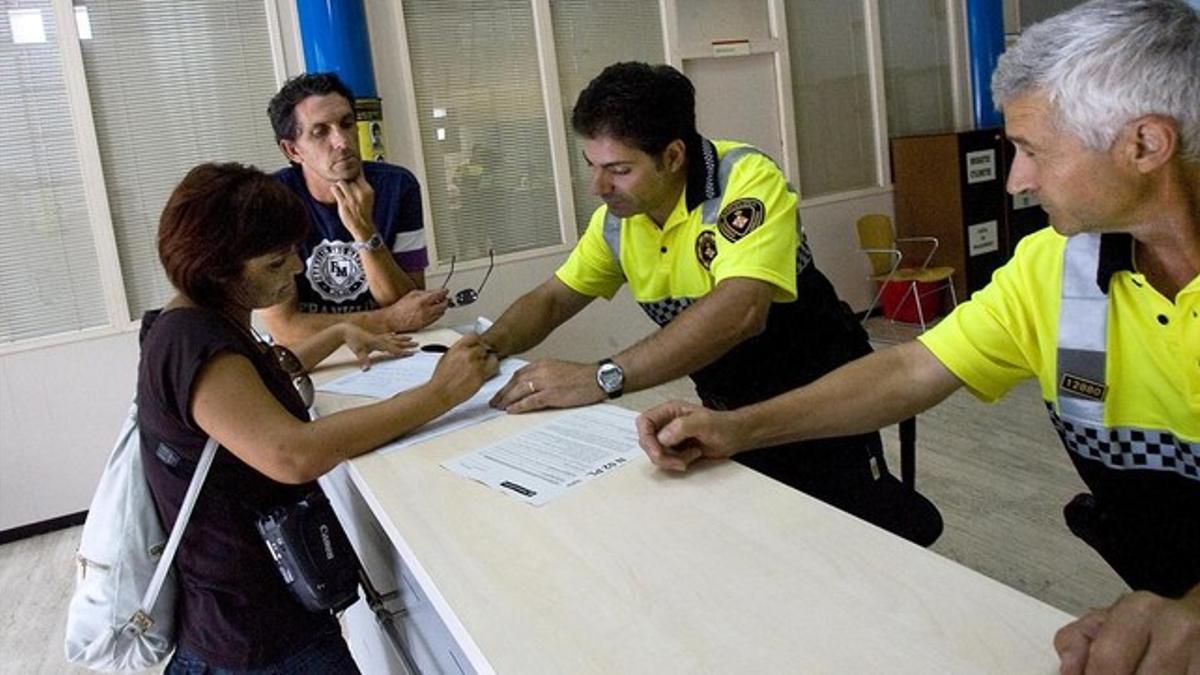 Unos turistas italianos denuncian el robo de sus pertenencias ante la Guardia Urbana.