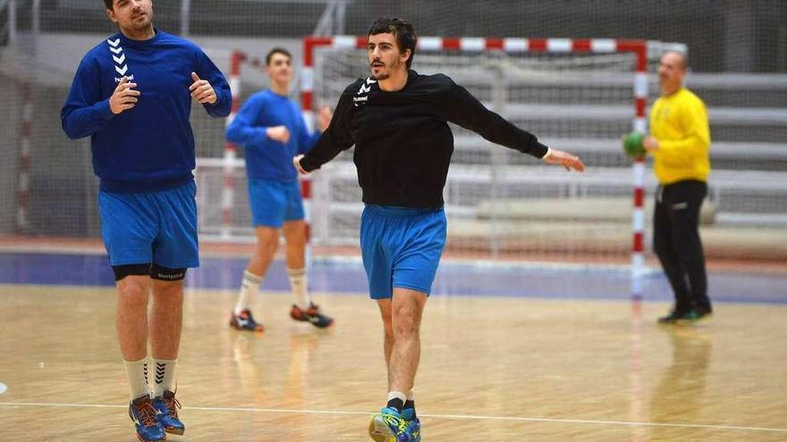 Óscar Silva, en el centro de la imagen, durante un entrenamiento en el Municipal. // Gustavo Santos