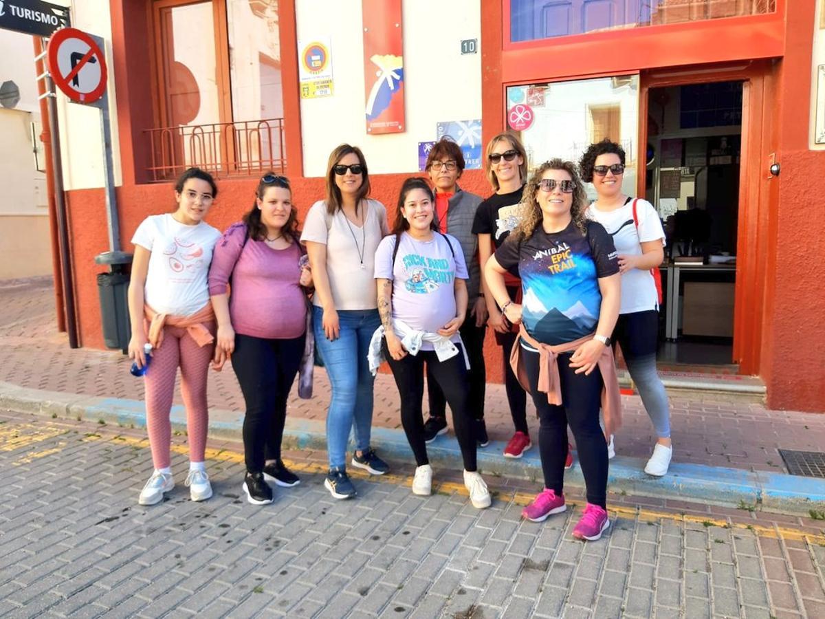 Embarazadas, acompañantes y matronas en la Oficina de Turismo de Petrer.