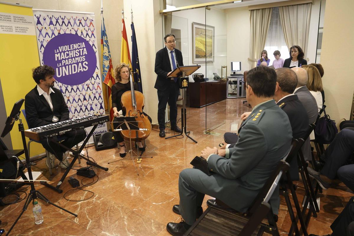 "Una puerta violeta" en la Subdelegación del Gobierno en Alicante por el 25N