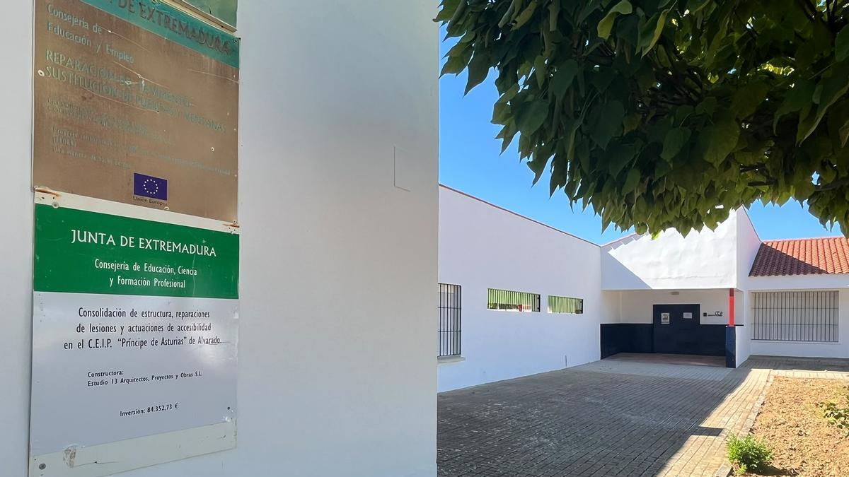 Fachada del CEIP Príncipe de Asturias, en Alvarado.
