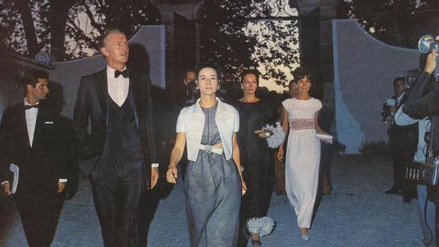 En primer término, el estilista Hubert de Givenchy. Detrás, Capucine y Audrey Hepburn.
