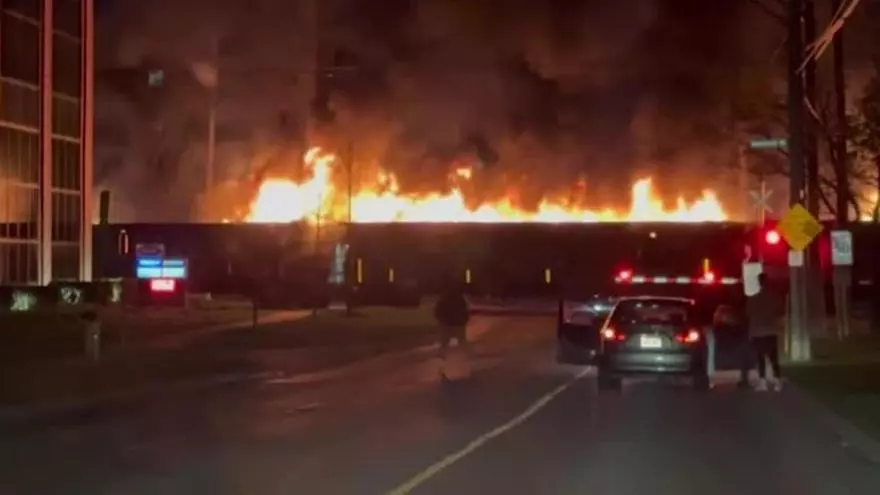 Un tren envuelto en llamas atraviesa Ontario, en Canadá